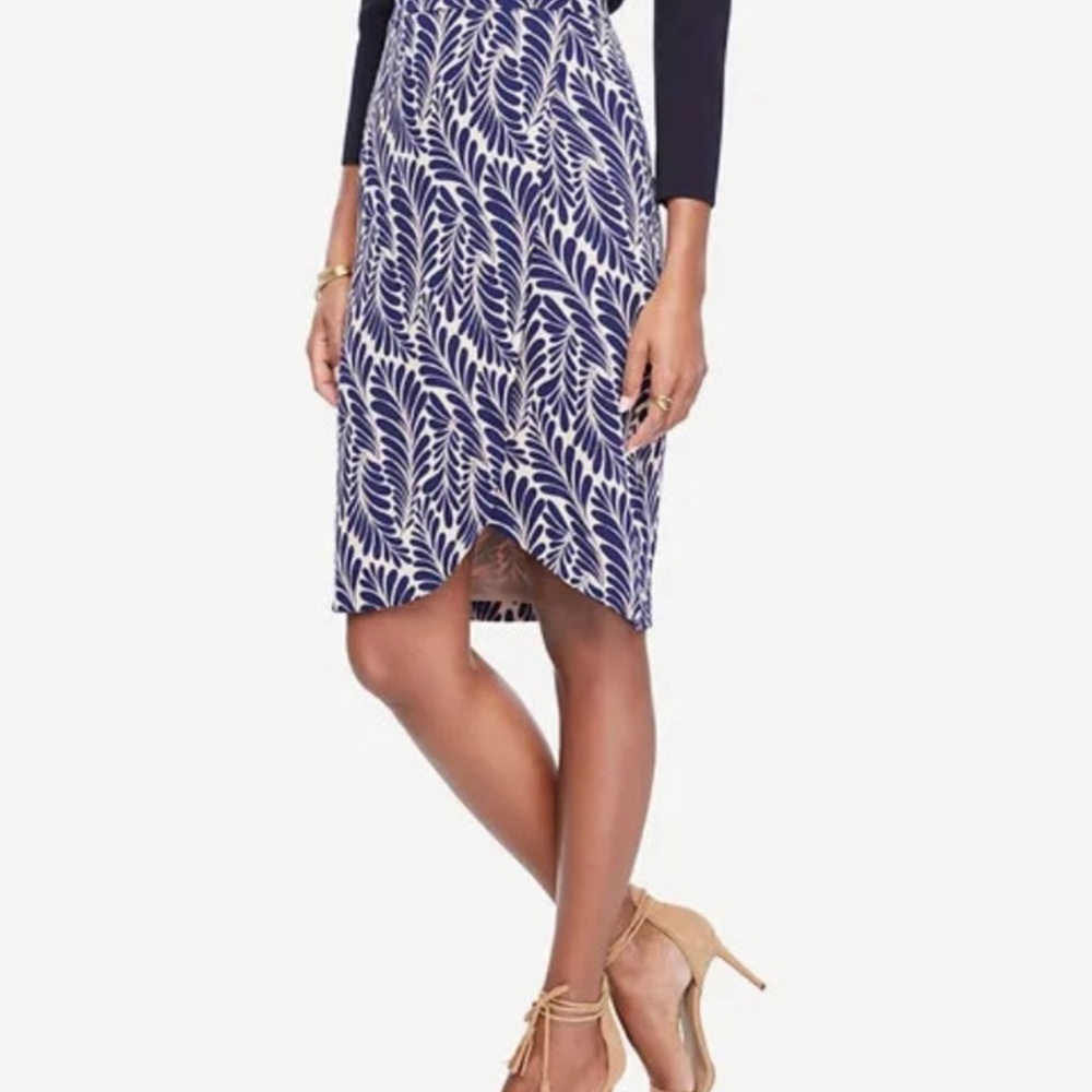 NWT Ann Taylor Leaf Petal Pencil Skirt. Lined. 4
26.5 length